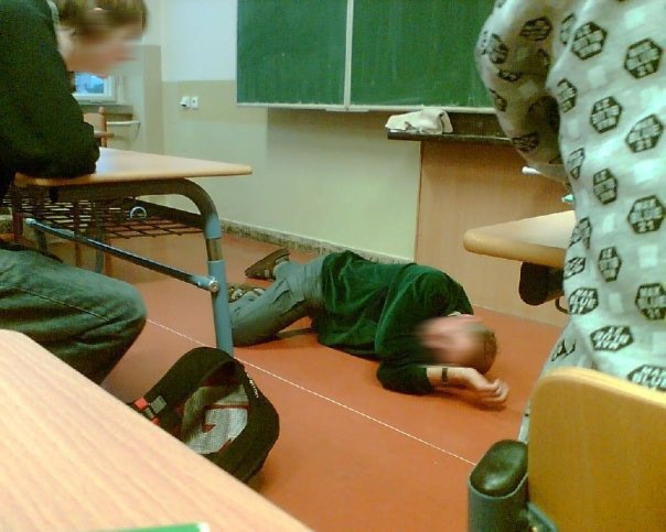 Aby učitel upoutal pozornost, ponižuje se a lehá si na zem.