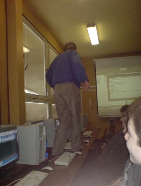 Učitel vylezl ve třídě na stůl. Za několik hodin už byla fotografie na internetu.