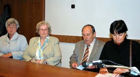 Nájemníci u soudu: zprava manželé Borkovi, Jaroslava Přibylová a Blanka Všianská