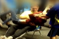Šokující video: Šikanu žáka ve třídě řídil učitel
