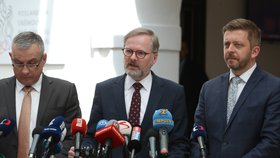 Tisková konference po jednání vlády ve Sněmovně: Ministr průmyslu a obchodu Jozef Síkela (za STAN), premiér Petr Fiala (ODS) a ministr vnitra Vít Rakušan (STAN) (4.5.2022)