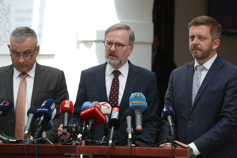 Tisková konference po jednání vlády ve Sněmovně: Ministr průmyslu a obchodu Jozef Síkela (za STAN), premiér Petr Fiala (ODS) a ministr vnitra Vít Rakušan (STAN) (4.5.2022)