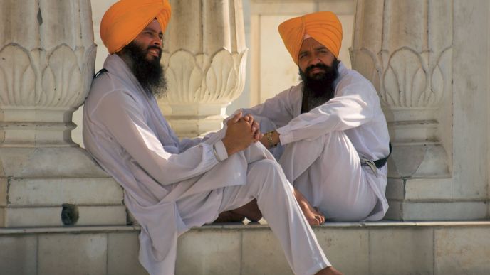 Sikhové museli svou víru bránit s mečem v ruce. Postupem času se z nich stali výborní a oddaní válečníci.