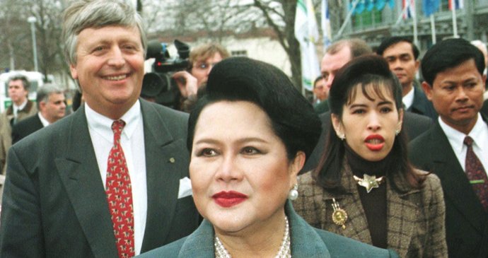 Ve věku 93 let zemřela thajská královna matka Sikirit.