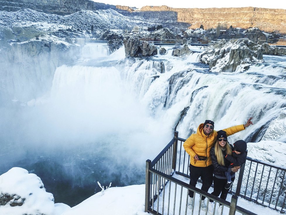 Idaho: „Někdy se nám povedlo narazit na neuvěřitelná místa úplnou náhodou, jako třeba zde na Shoshone Falls v Idahu. Ani venkovní teplota -12 °C a čerstvě napadlý sníh nás v plátěných botech neodradily.“