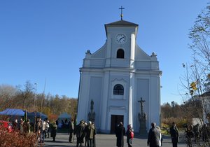 Šikmý kostel je turistickým cílem, krát častěji, než před vydáním knih spisovatelky Karin Lednické.