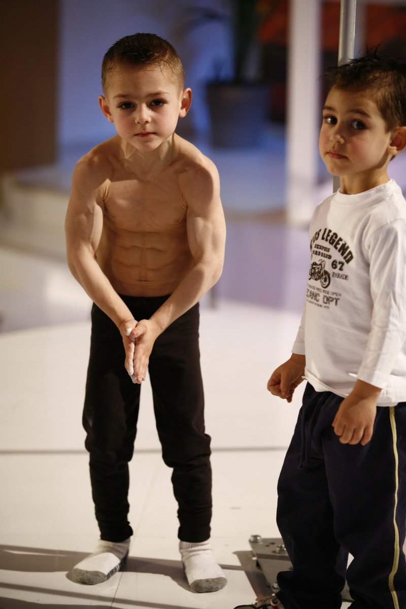 Chlapci mají drobná tělíčka samý sval a šlachu!