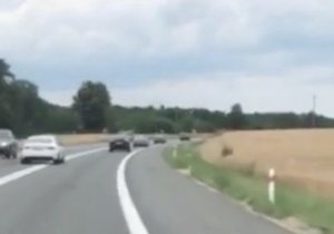Mladík (21) jel v neděli v bílé Audi A5 mezi Pasohlávkami a Pohořelicemi hodně nebezpečně.