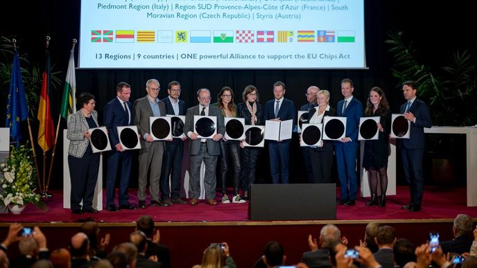 Podpis spolupráce třinácti evropských regionů včetně Jižní Moravy v oblasti produkce polovodičů
