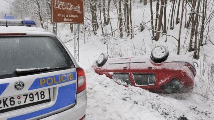 Silné sněžení ovlivnilo sjízdnost na silnicích po celém Karlovarském kraji. Docházelo k dopravním nehodám, jedna z nich se stala před Bečovem na Karlovarsku.