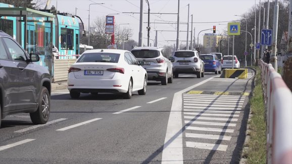 Zužování silnic v Praze? Zhoršuje plynulost bez většího prospěchu