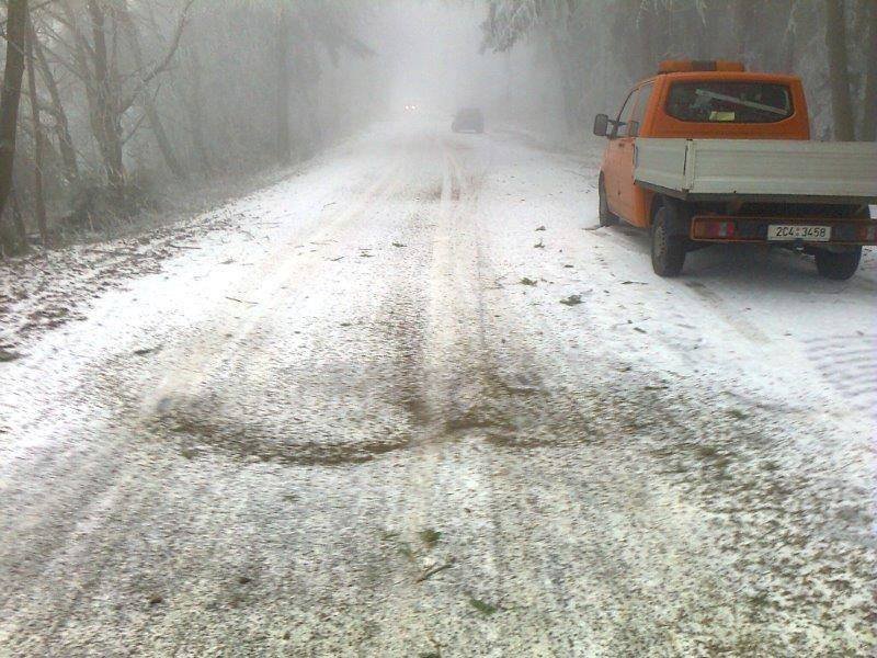 Silničáři na Prachaticku měli loni kvůli ledovce plné ruce práce.