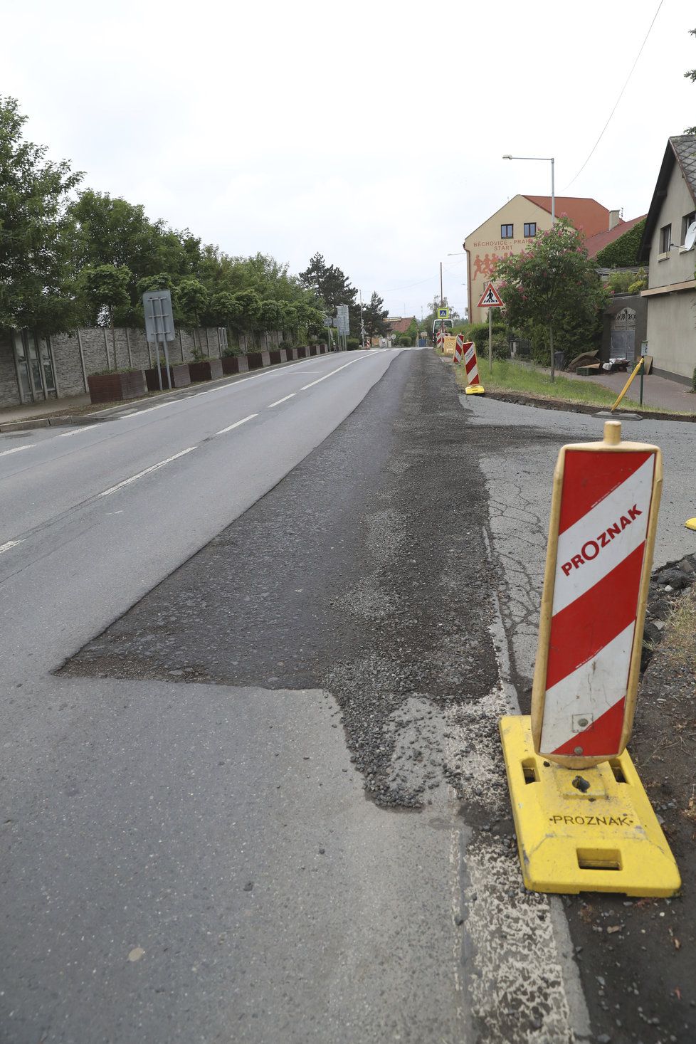 Dělníci v Běchovicích vyfrézovali kus silnice a hned ji zasypali recyklátem.