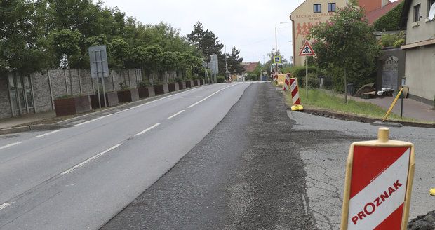 Dělníci v Běchovicích vyfrézovali kus silnice a hned ji zasypali recyklátem.