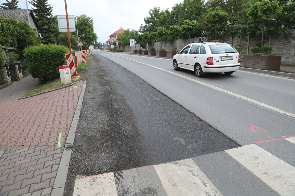 Dělníci v Běchovicích vyfrézovali kus silnice a hned ji zasypali recyklátem.