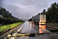 O schod na dálnici se rozbilo deset aut!