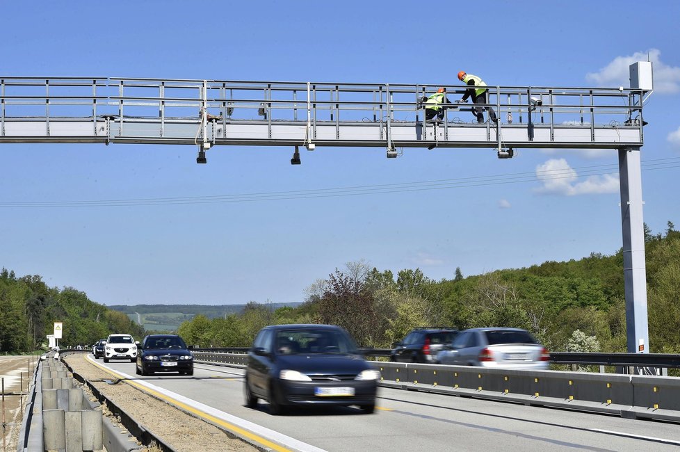Silničáři v sobotu v opravovaném úseku dálnice D1 namontovali kamery systému pro úsekové měření rychlosti.