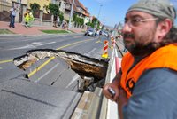 V pražských Dejvicích se propadla silnice: 5 metrů hluboká jáma!