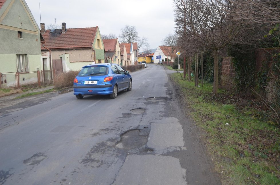 Některé české silnice jsou v katastrofálním stavu.