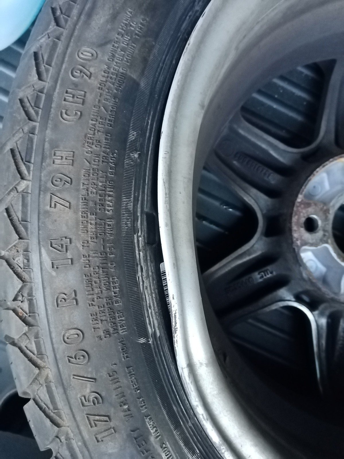 Proražená pneumatika po vjetí do díry a poničený disk kola.