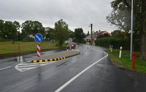 Na silnici přibyly patníky a ubyly matoucí čáry.