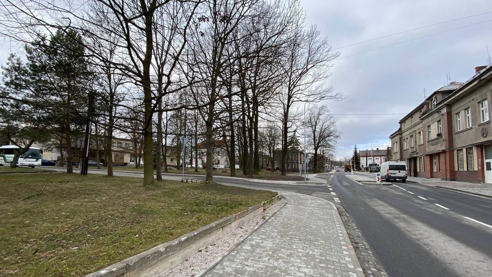 Delší autobus z vedlejší silnice na hlavní kolem ostrůvku doleva neprojede. Kratší vůz se vejde jen taktak.