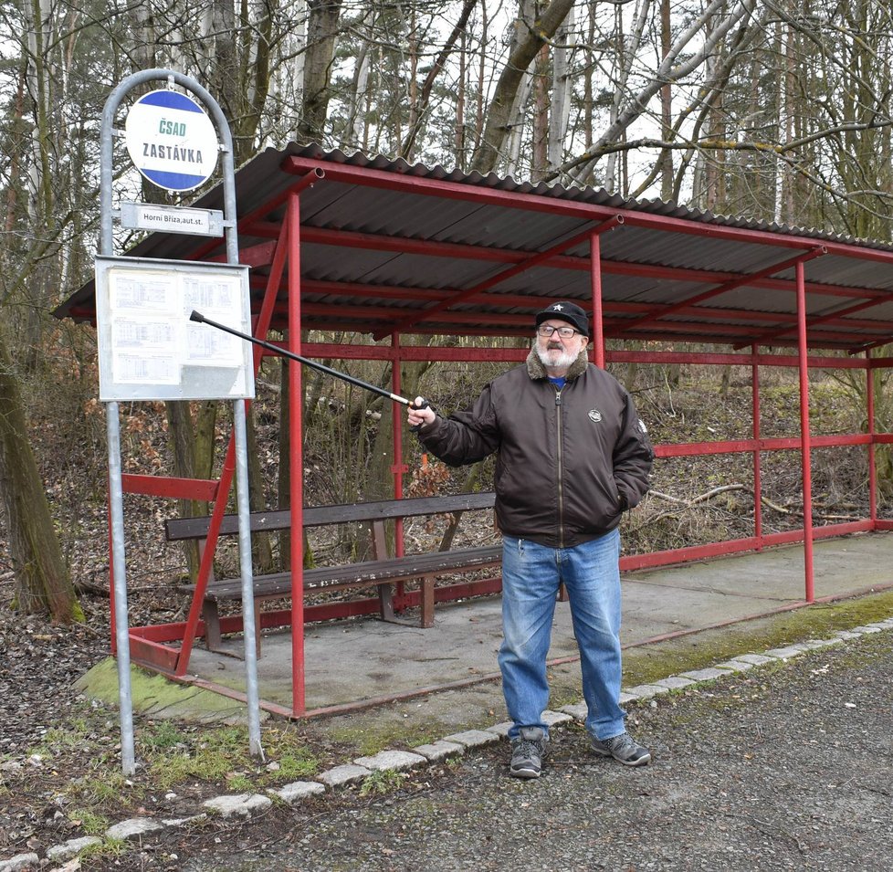 Václav Rada na zastávce, která je od té u nádraží vzdálena přes 600 metrů. Sem autobus bez problémů zajede.