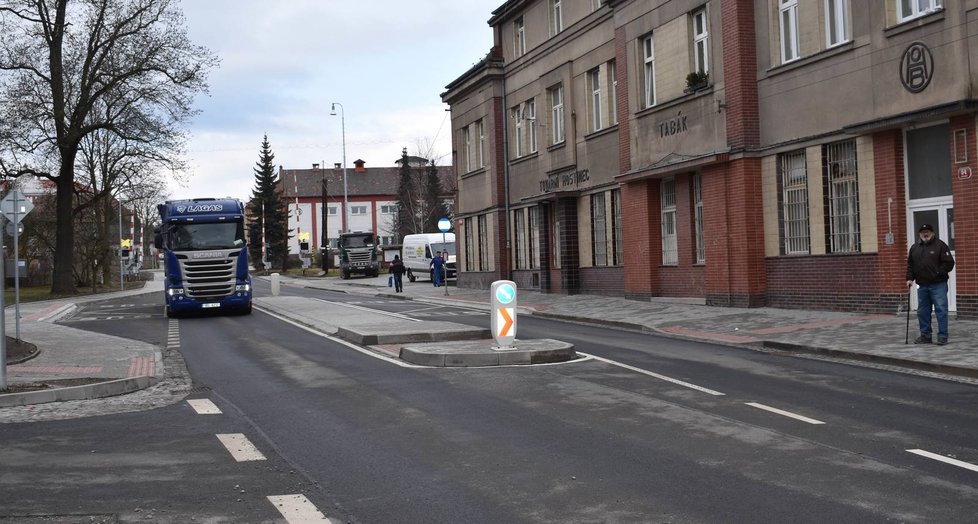 Obec plánuje úpravu, ostrůvek směrem do křižovatky se sníží na úroveň vozovky.