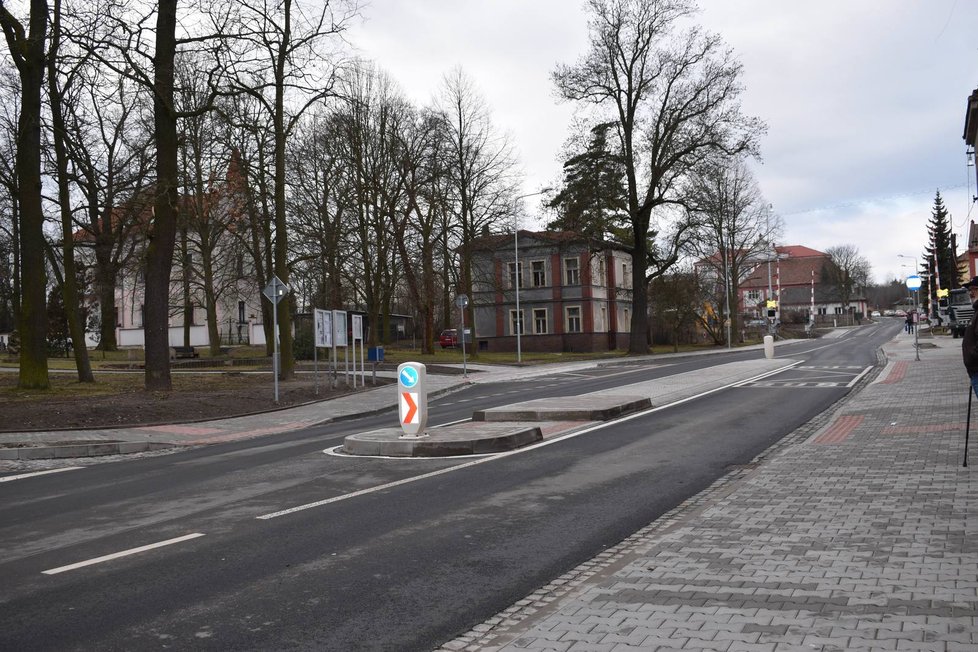 Obec plánuje úpravu, ostrůvek směrem do křižovatky se sníží na úroveň vozovky.