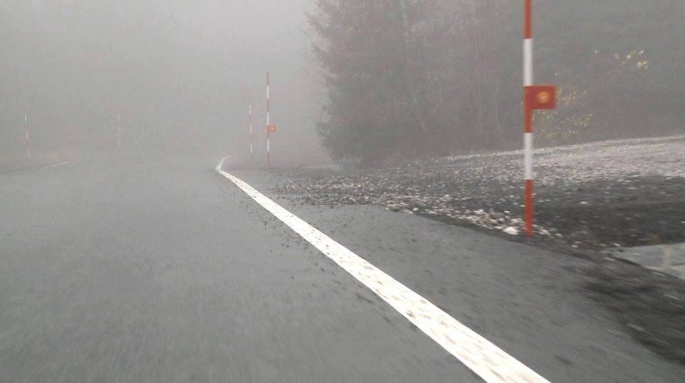 Silnice ze Srní přes Modravu je opravená.