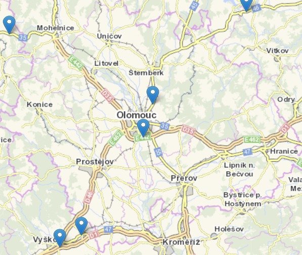 Modré špendlíky označují práce, které jsou v přípravě a budou v letošním roce zahájeny. Olomoucký kraj toho moc nečeká