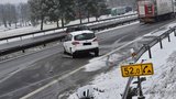 Sníh komplikuje dopravu: Na D1 srazilo auto chodce, na Pražském okruhu havarovala sanitka