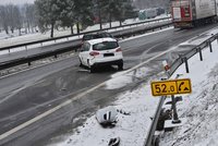 Sníh komplikuje dopravu: Na D1 srazilo auto chodce, na Pražském okruhu havarovala sanitka