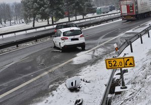 Sníh na silnicích komplikuje dopravu.