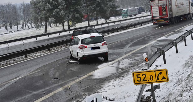 Sníh komplikuje dopravu: Na D1 srazilo auto chodce, na Pražském okruhu havarovala sanitka