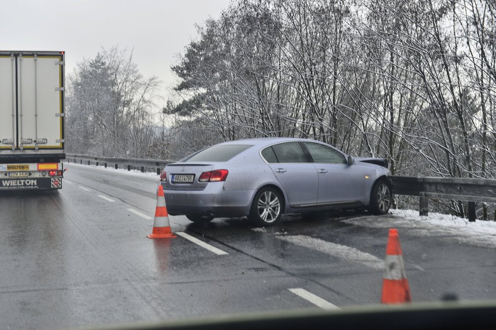 Sníh na silnicích komplikuje dopravu