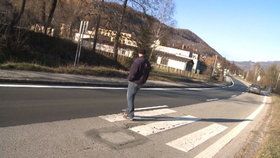 Na Slovensku takto zrenovovali silnici. Přechod je jenom do poloviny silnice.