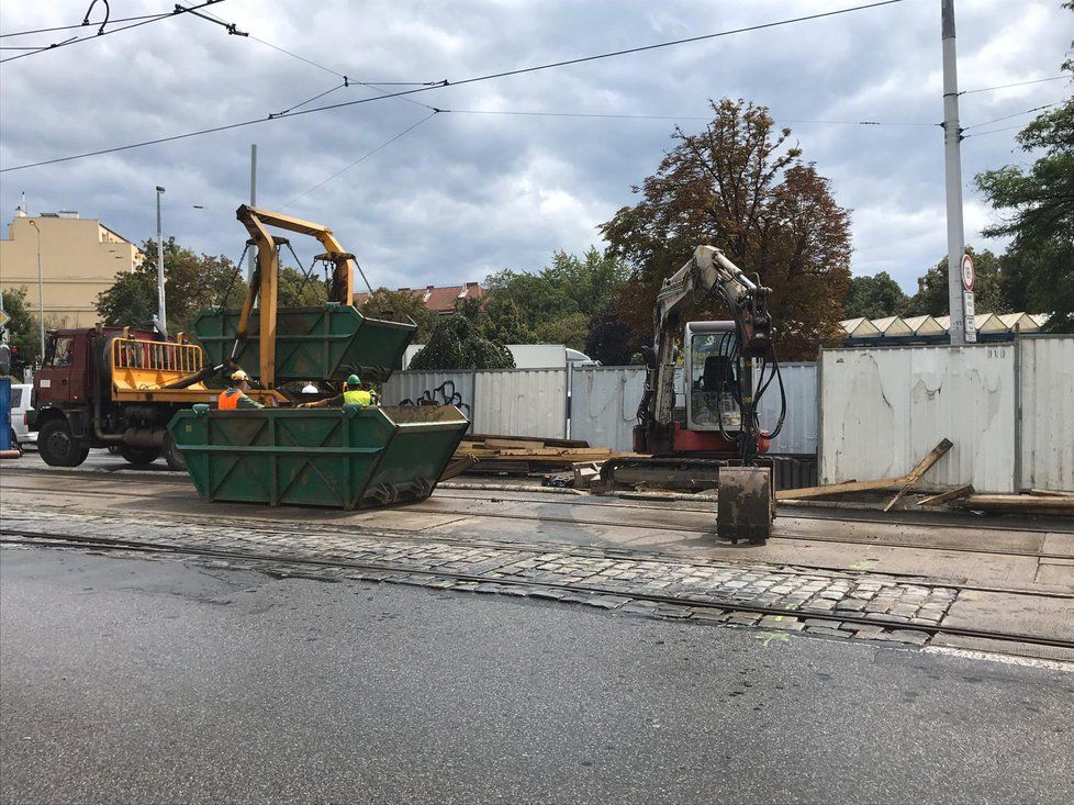 Na křižovatce ulic Freyova a Sokolovská se v kolejišti propadla silnice (19. srpna 2019).