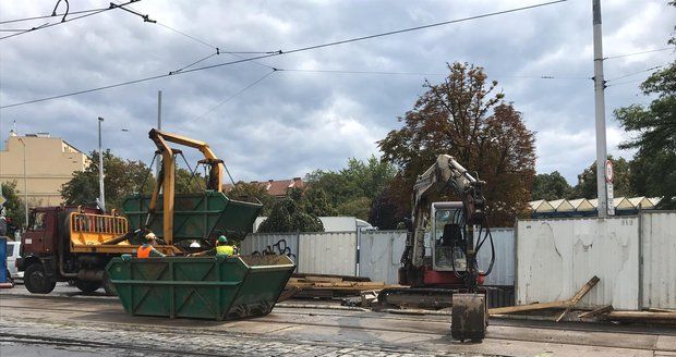 Na Vysočanské se propadla silnice: Tramvaje místem nejezdily skoro 24 hodin