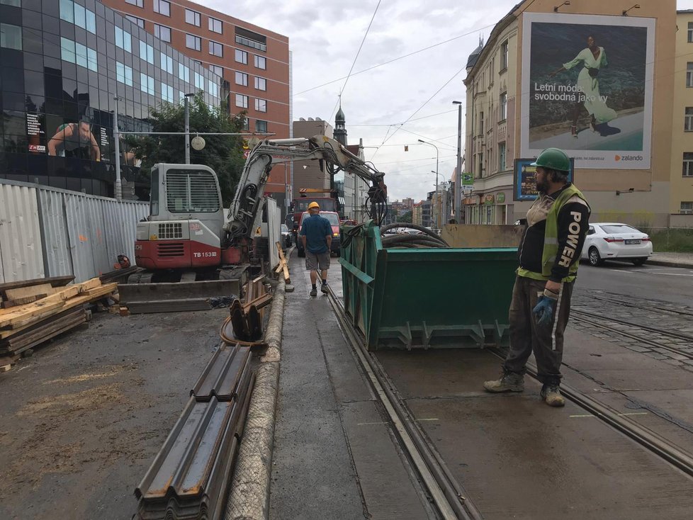 Na křižovatce ulic Freyova a Sokolovská se v kolejišti propadla silnice (19. srpna 2019).