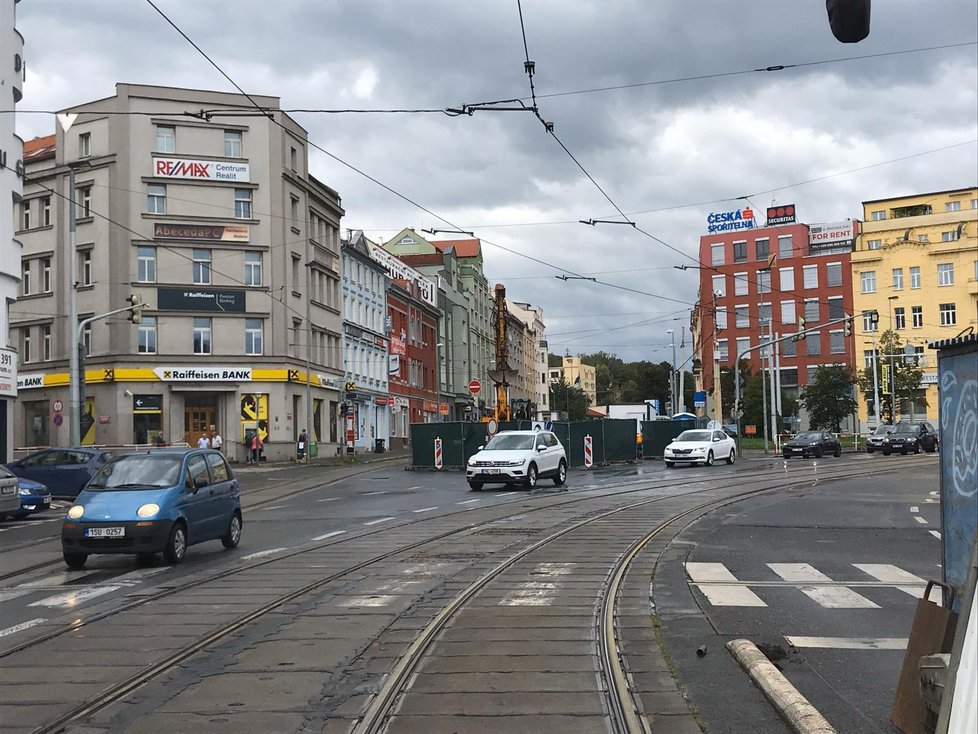 Na křižovatce ulic Freyova a Sokolovská se v kolejišti propadla silnice (19. srpna 2019).