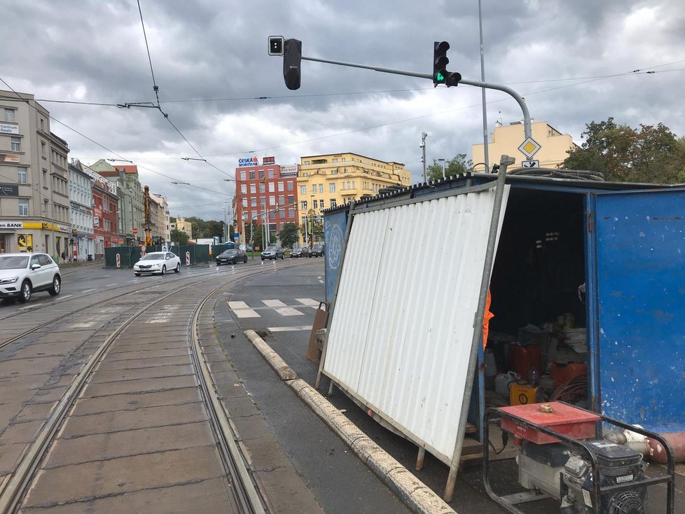 Na křižovatce ulic Freyova a Sokolovská se v kolejišti propadla silnice (19. srpna 2019).