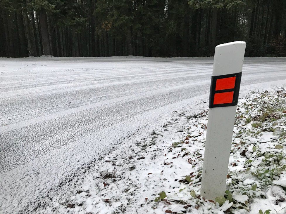 Sníh napadl na silnicích i na Šumavě