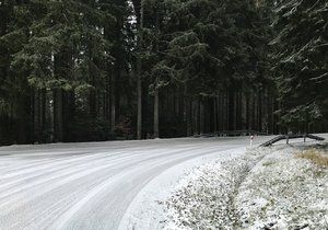 Sníh napadl na silnicích i na Šumavě.