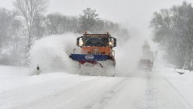 Sněžení komplikuje dopravu v Česku, některé silnice jsou uzavřené.