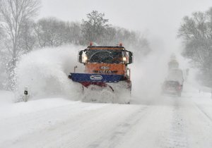 Sněžení komplikuje dopravu v Česku, některé silnice jsou uzavřené.