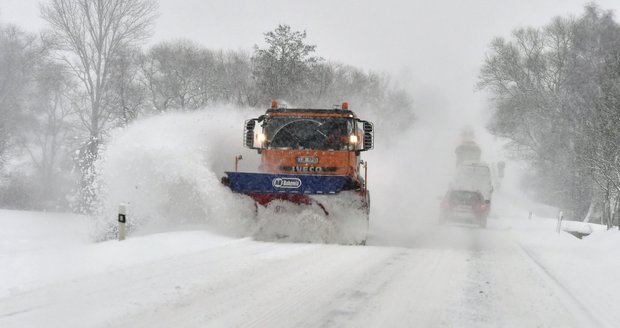 Řidiči, pozor: Silnice pokryla zrádná ledovka, celý den bude sněžit