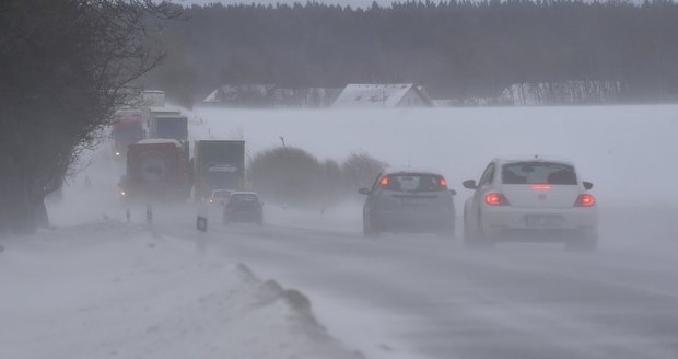 Silničáři varují před mrznoucím mrholením a mlhami na více místech v Česku.
