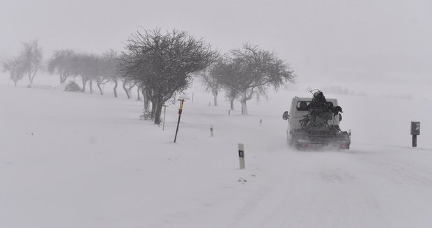 Sněžení komplikuje dopravu v Česku, některé silnice jsou uzavřené.