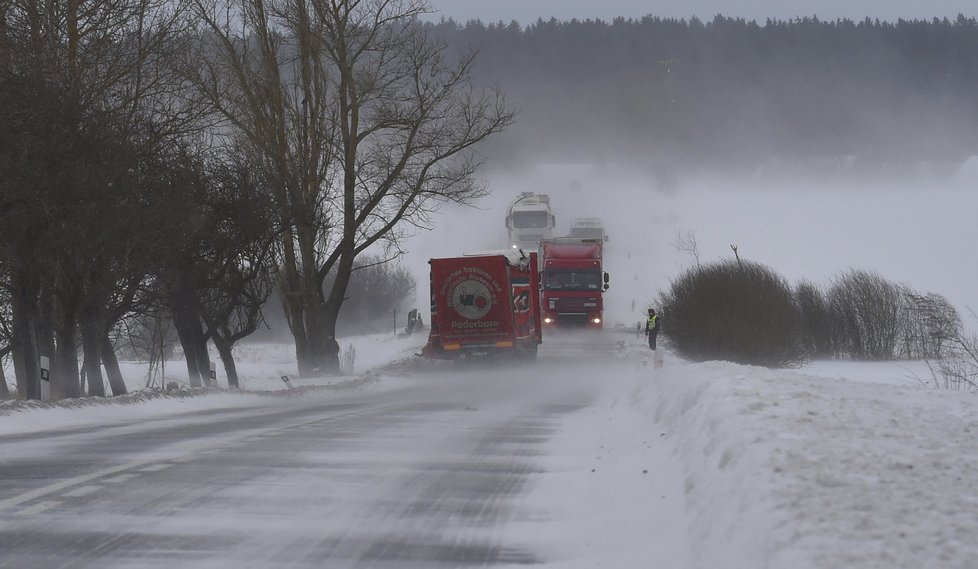 Sněžení komplikuje dopravu v Česku, některé silnice jsou uzavřené.